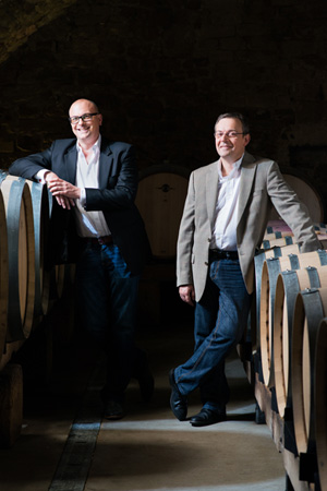 Reichsrat von Buhl Geschäftsführer Richard Grosche (links) und Mathieu Kauffmann (rechts) im Weinkeller
