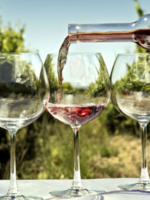 Auch leichte Rotweine liegen im Sommer voll im Trend