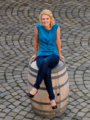 Janina Huhn repräsentiert Deutschland als Deutsche Weinkönigin im In- und Ausland