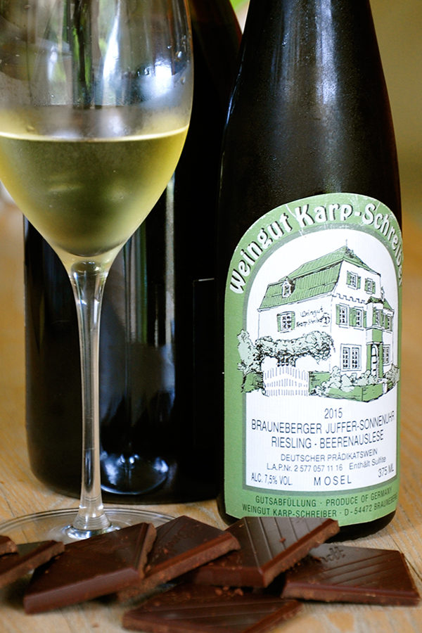 Die 2015er Riesling Beerenauslese vom Weingut Karp-Schreiber harmoniert mit der Lindt Excellence Lime Intense