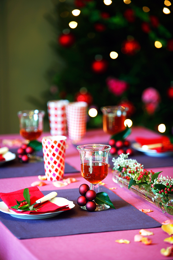 Festlich gedeckter Tisch lässt Weihnachtsstimmung aufkommen